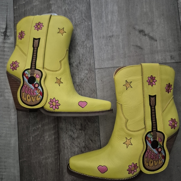 Dingo Nashville Melody Embroidered Guitar Western Ankle Boots 7 - Picture 1 of 10